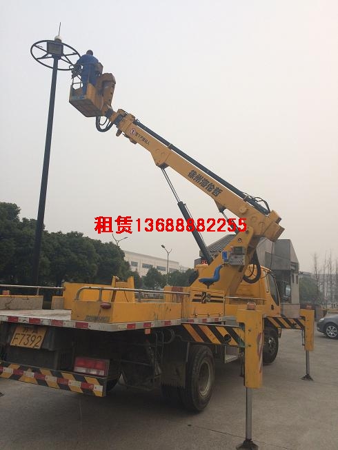24米高空作業(yè)車在維修路燈